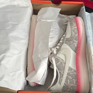 Nike Phantom/Sail-Sail-Pink Nebula
WMNS Air Force 1